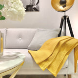 Warme Buddy Hundedecke Gelb auf Couch